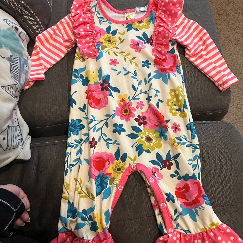 B 16     Baby girl Little Millie Ruffle hem romper Sz 12 Mo